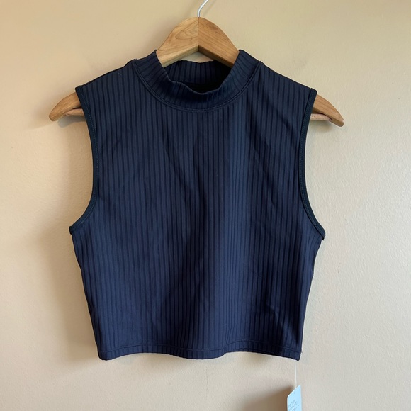 New ATHLETA Rib Crop Rashguard Tank Top Size Small MSRP $69 - Picture 2 of 6